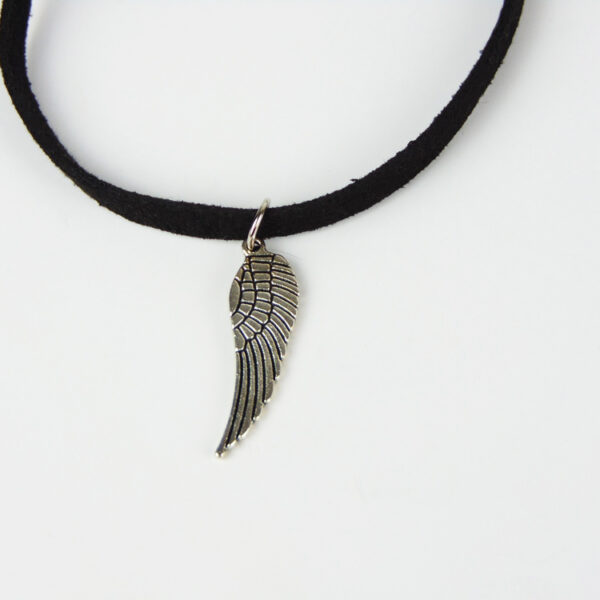 Choker s přívěskem křídla